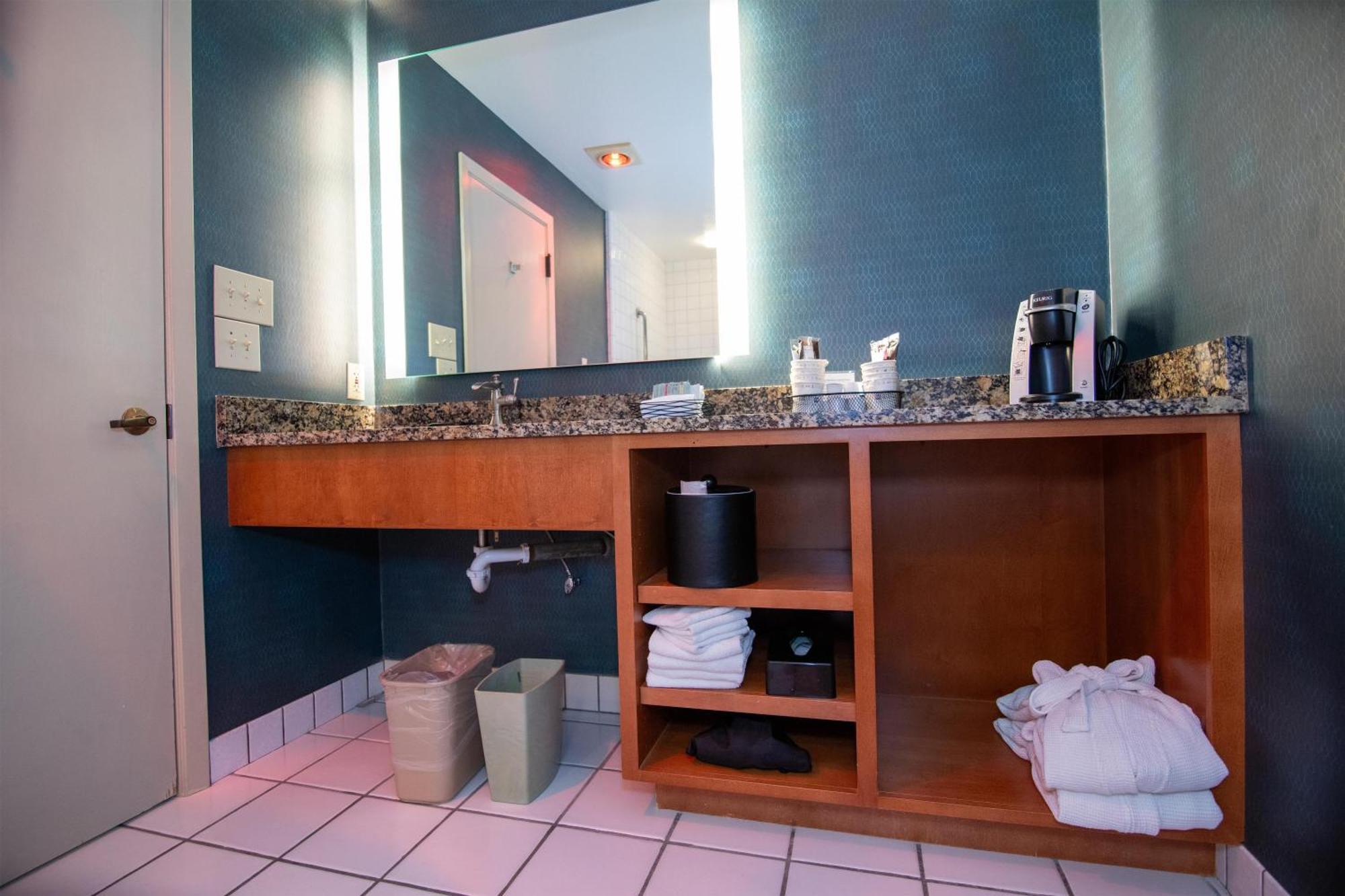 Deluxe King Room with Jetted Tub,1742875630:JPEG